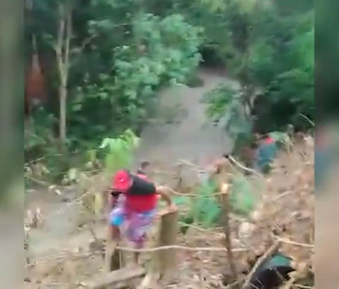 Vídeo mostra resgate dramático de adolescentes que caíram em igarapé em Manaus