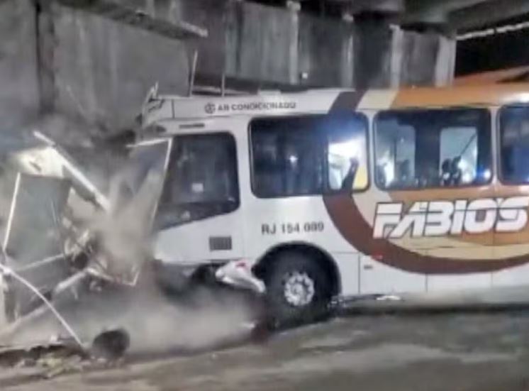 Ônibus desgovernado arrasta carros e deixa nove pessoas feridas na noite de Natal