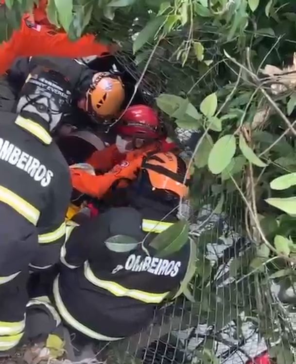 Motorista fica preso às ferragens após carro cair em área de mata na Av. Jacira Reis