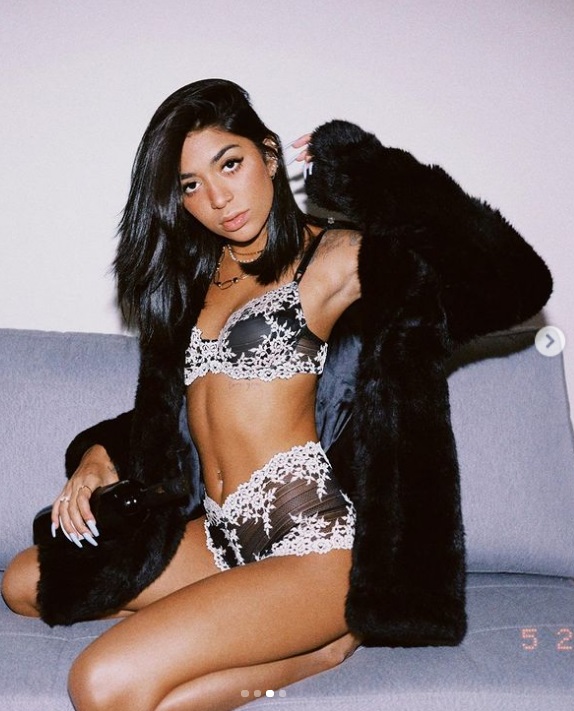 Irmã de Gabigol sensualiza de lingerie em fotos picantes