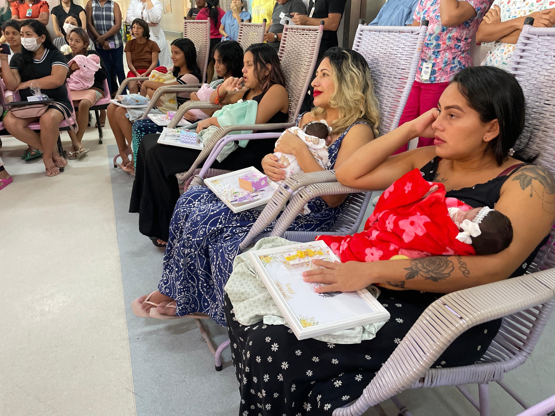 Mães de bebês internados no Instituto Dona Lindu recebem homenagem