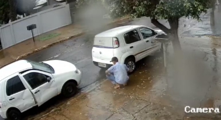 Vídeo mostra homem tentando furtar combustível de carro estacionado com mangueira