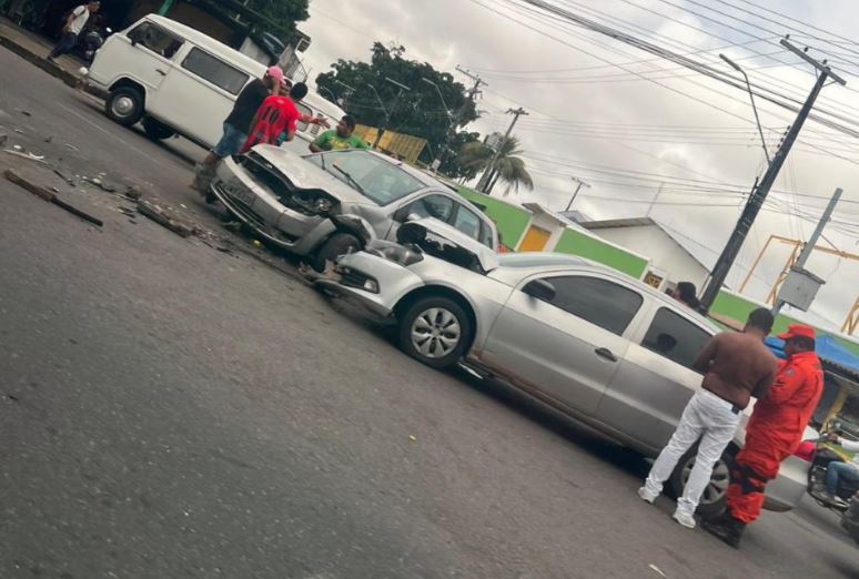 Carros ficam destruídos durante acidente em avenida de Manaus