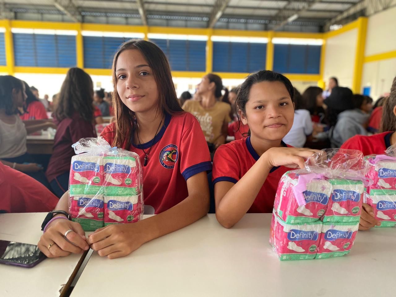 Mais de 9 mil pacotes de absorventes são entregues a meninas em vulnerabilidade no Amazonas