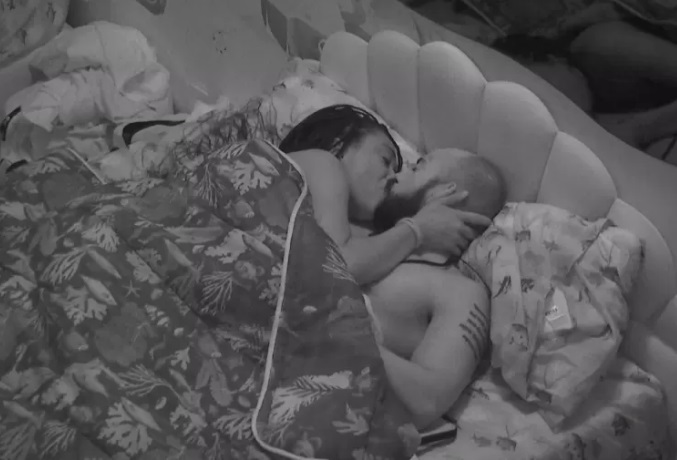 Sarah e Alface trocam carícias debaixo do edredom; vídeo