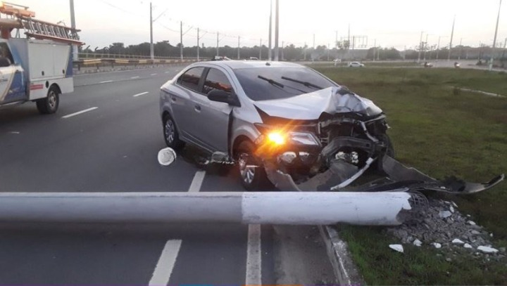 Carro desgovernado arranca poste em avenida de Manaus
