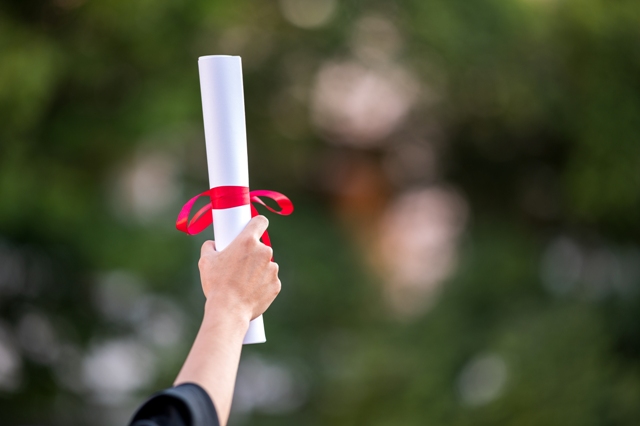 Aluna ganha R$ 20 mil por ter sido excluída de festa de formatura em universidade