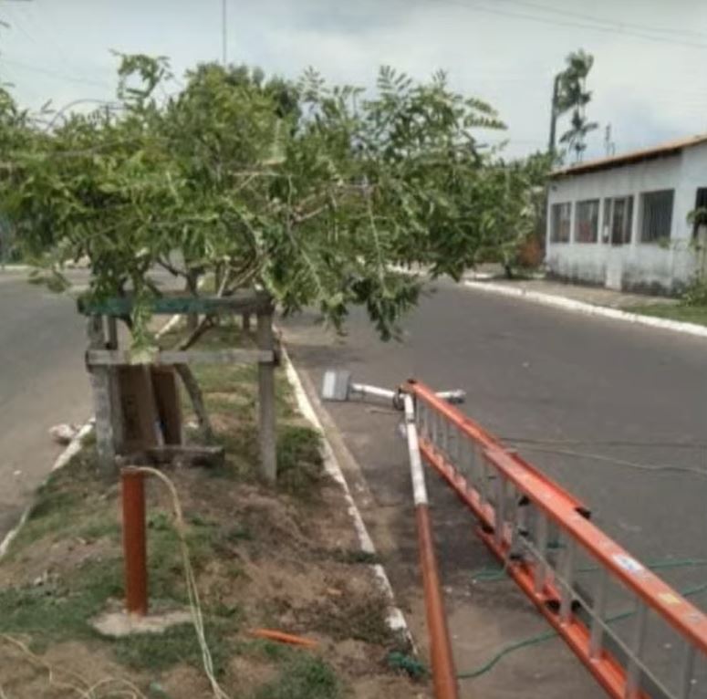 Poste quebra e eletricista despenca de 6 metros de altura enquanto trabalhava no Amazonas
