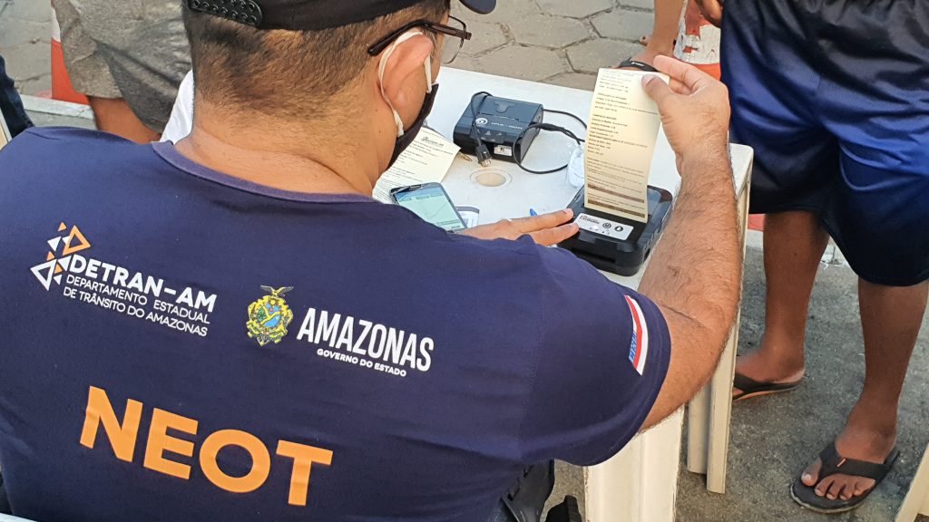 Pilotar moto sem capacete e sem CNH lideram infrações no Amazonas, aponta Detran