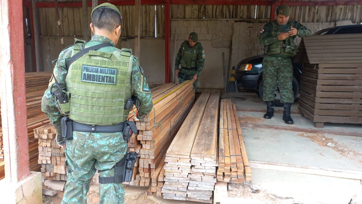 Polícia apreende 45 metros cúbicos de madeira em depósito irregular em Manaus