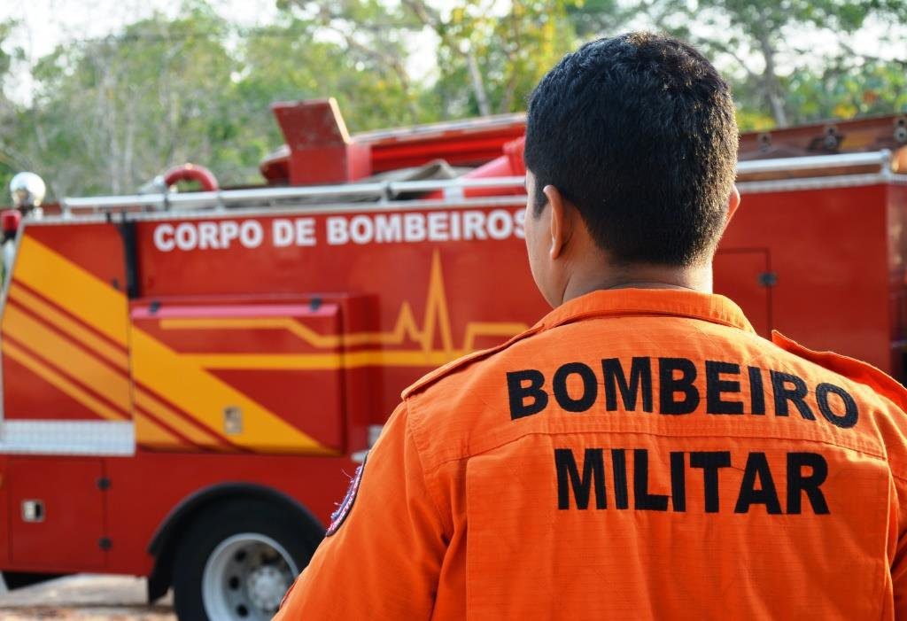 Bombeiros fazem programação gratuita com tirolesa, rapel e exposições em Manaus