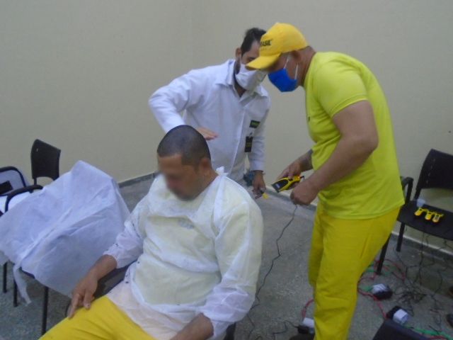 Presos finalizam curso de barbeiro para trabalharem após alvará de soltura
