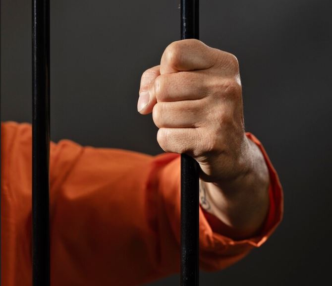 Dupla é presa por roubar carros usando 'chapolin' em Manaus