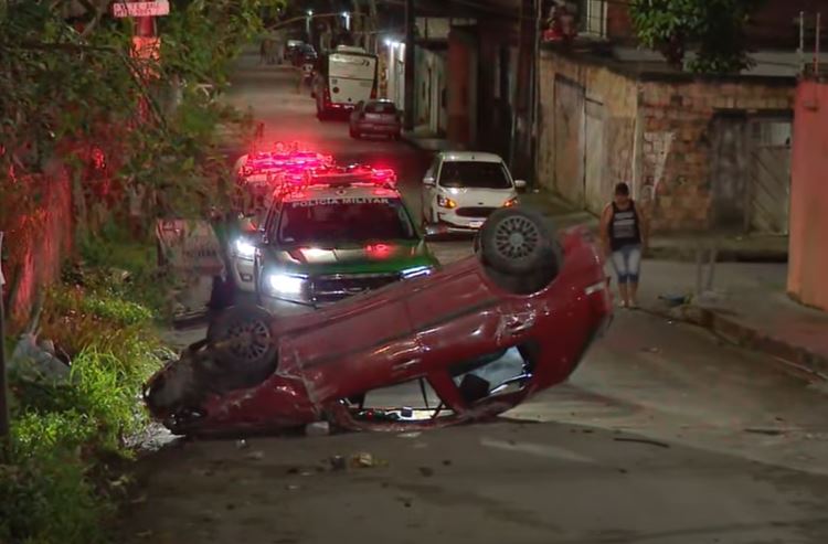Carro capota em ladeira e deixa 5 feridos em Manaus; Motorista estava bêbado