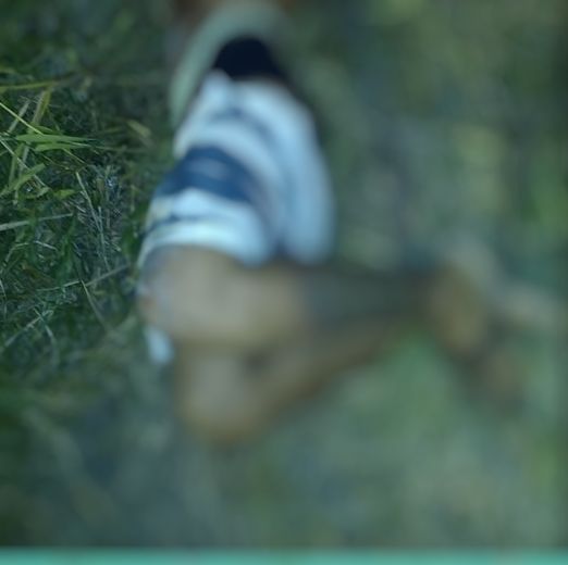 Estrangulado e esfaqueado, homem é achado com correntes nos pés em Manaus