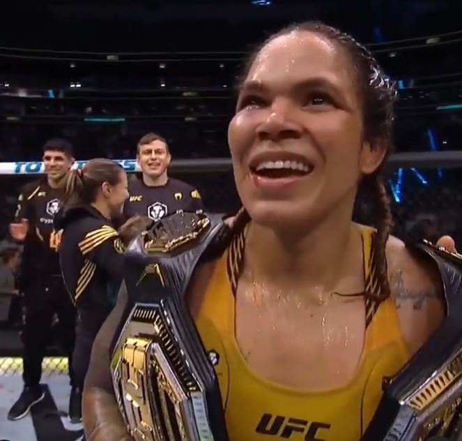 Em revanche, Amanda Nunes toma de volta cinturão e massacra Juliana Peña no UFC