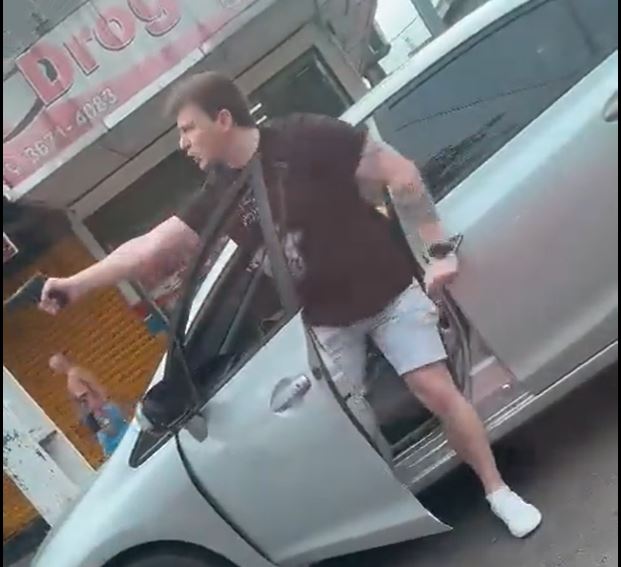 Corregedoria abre sindicância contra delegado que sacou arma em briga de trânsito em Manaus