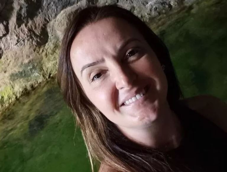 Diretora de escola onde bebês eram amarrados em camisa de força se entrega à polícia