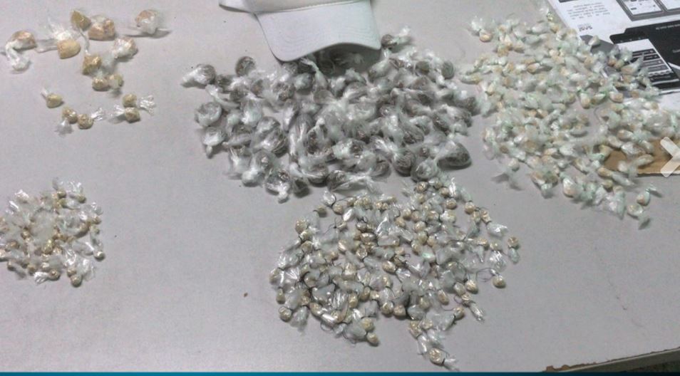 Polícia apreende mais de 350 trouxinhas de drogas escondidas em feira em Manaus