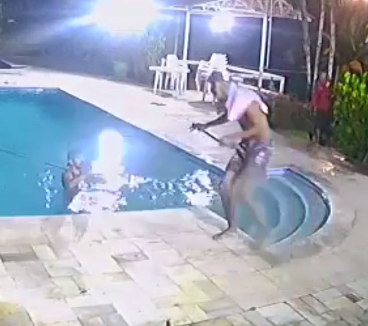 Vídeo: Armada com facão, dupla rende e agride caseiro durante assalto à chácara em Manaus