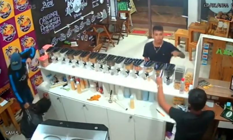 Criminosos colocam arma na cabeça de motoboy durante assalto à loja em Manaus