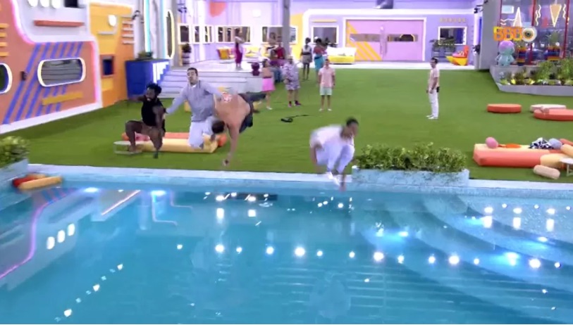 PA e Gustavo pulam na piscina para comemorar pós-paredão no BBB22