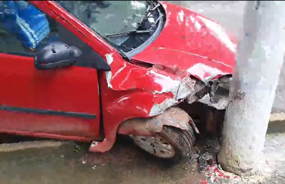 Com sinais de embriaguez, motorista atinge poste e abandona carro no Amazonas