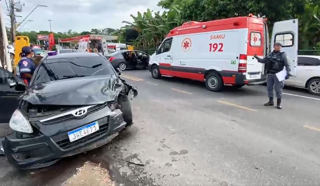 Militar bêbado invade contramão e causa acidente grave em Manaus