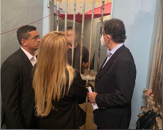 Defensoria cobra banho de sol e água potável para presos de delegacia no Amazonas