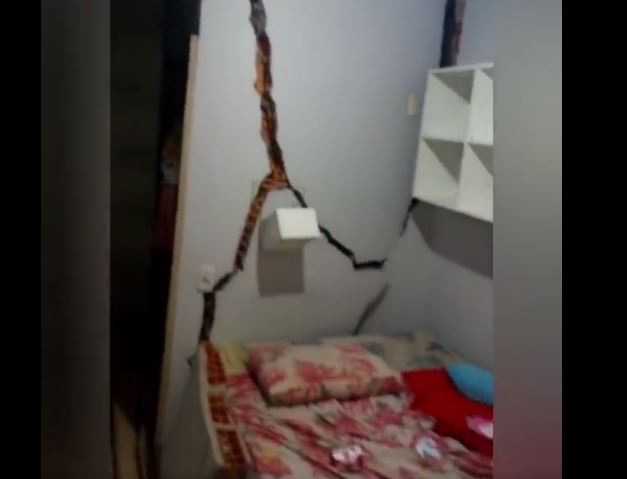 Vídeo: Moradores mostram casa destruída após deslizamento de barranco em Manaus