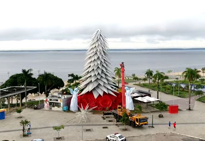 Decoração natalina gigante na Ponta Negra é danificada durante temporal em Manaus