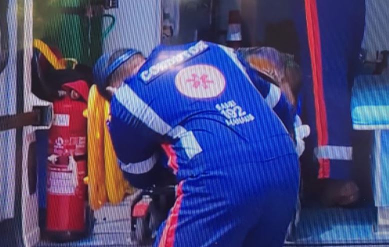 Idosa passal mal em fila no centro de testagem e é socorrida pelo Samu em Manaus