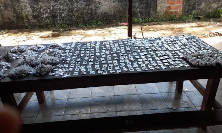 Dupla é presa após confeccionar 3.300 trouxinhas de drogas no Amazonas