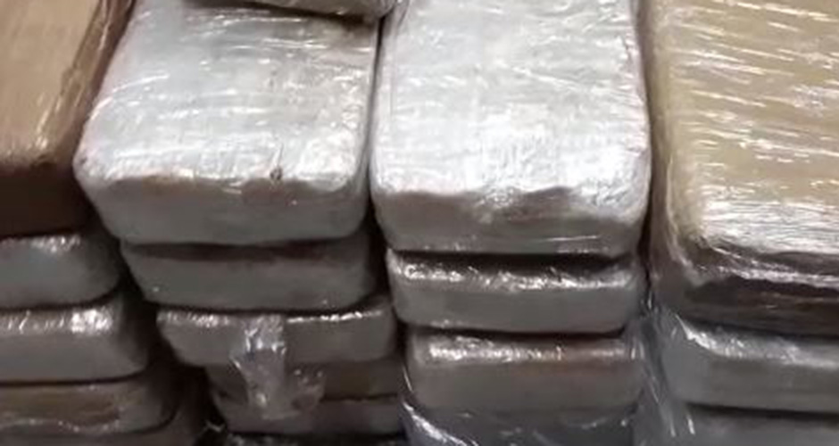 Dupla é presa com espingarda e 35 kg de cocaína no Amazonas