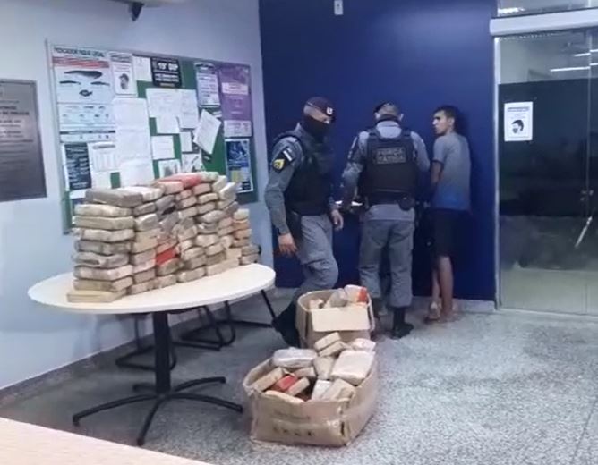 Dupla é presa com caminhão abarrotado com 127 kg de drogas em Manaus