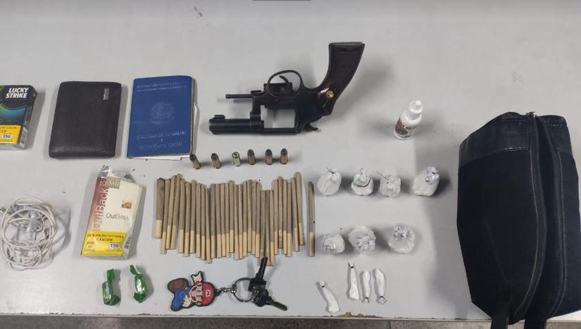 Homem é preso desfilando com drogas e arma na Constantino Nery