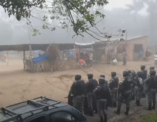 Reintegração de posse retira moradores de área invadida em Manaus