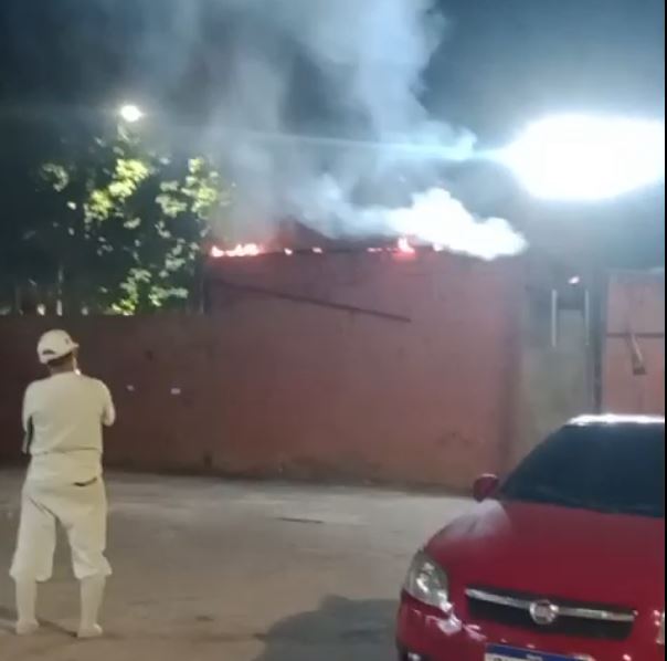 Idoso escapa de incêndio que consumiu casa no Terra Nova 