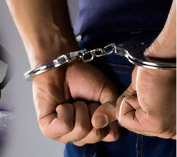 Adolescente é apreendido com arma após assaltar micro-ônibus em Manaus