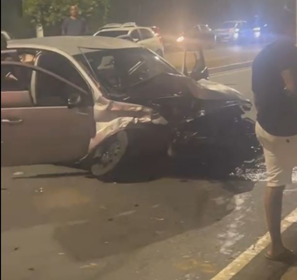 Carros ficam destruídos em acidente grave na Avenida do Turismo