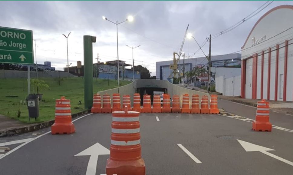 Passagem subterrânea é bloqueada para reparo em estrutura de ferro em Manaus