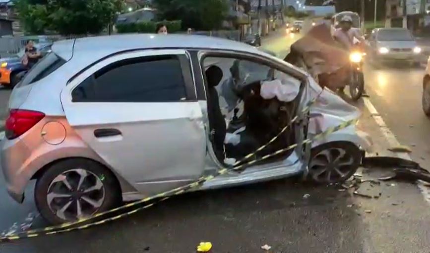 Vídeo: Motorista de app e passageira ficam feridos em acidente gravíssimo em Manaus
