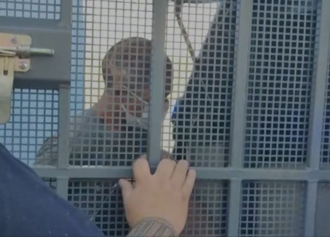 Mulher tenta matar marido a facadas ao flagrá-lo estuprando filha de 5 anos em Manaus