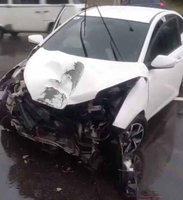 Destruído, carro é abandonado no meio de avenida após acidente em Manaus