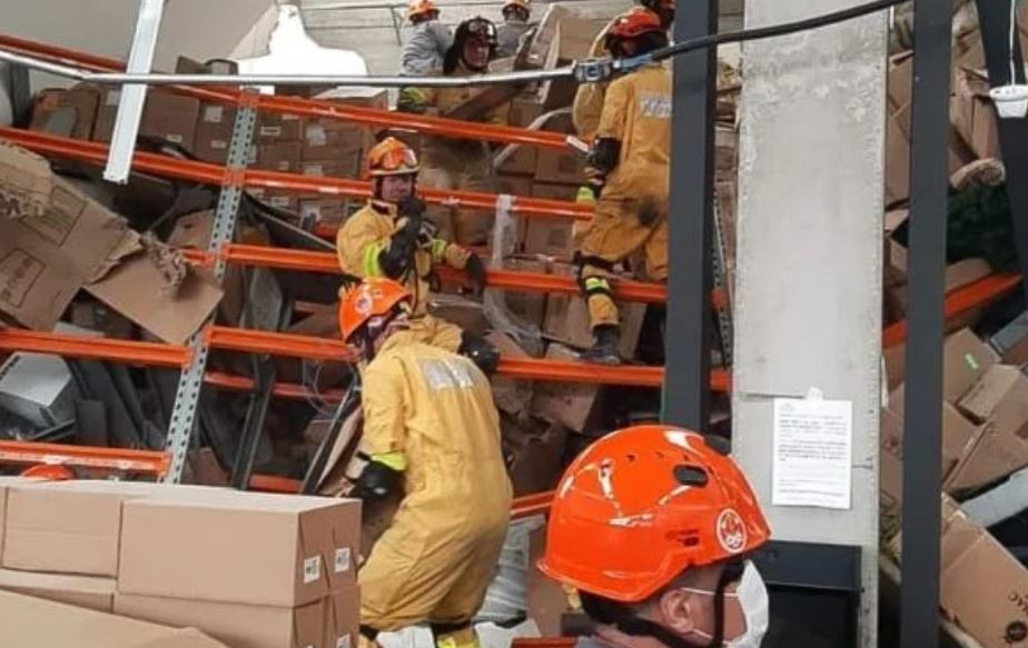 Piso de shopping desaba e deixa 16 pessoas feridas 