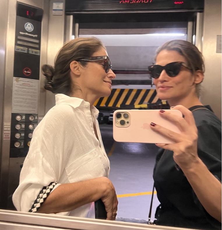 Renata Vasconcellos posta fotos raras com irmã gêmea e confunde internautas: 'quem é quem?'