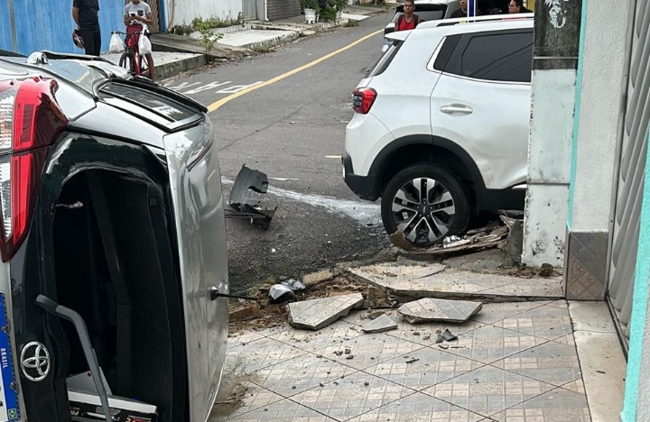 Acidente destrói carros e deixa dois feridos em Manaus 