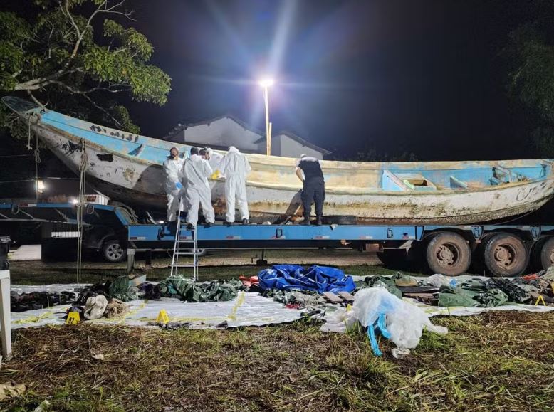 Pistas indicam que 25 pessoas estavam em barco encontrado com corpos no Pará