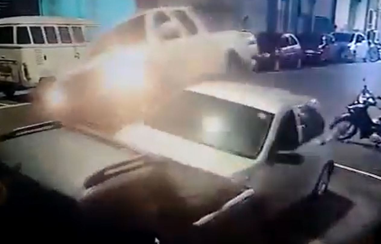 Vídeo: Picape passa por cima de carro e quase atropela clientes de bar em Manaus