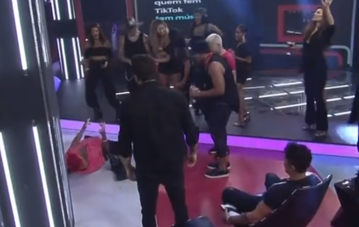 Dynho ‘pira’ na pista enquanto barraco rola solto e cai no gosto dos internautas